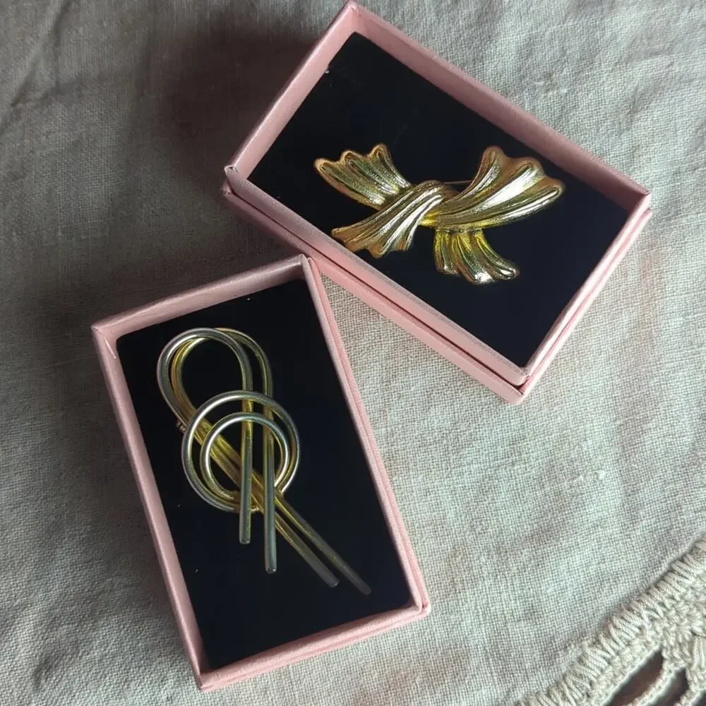 Vintage Signed Brooch Set – Gerry & Sarah Coventry Gold Tone Costume Jewelry - Picture 8 of 8
